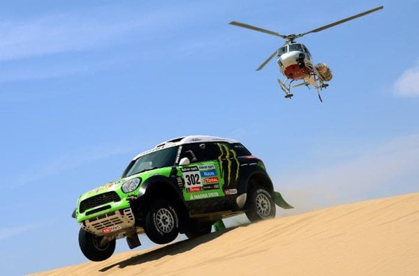 Todos los favoritos del Rally Dakar 2013 se convirtieron en líderes del Rally Dakar 2013 tras correrse la tercera etapa. En la foto, Peterhansel corriendo en su coche