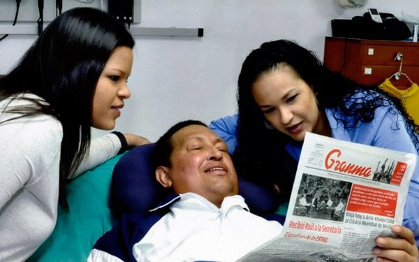 Hugo Chávez junto a sus dos hijas durante su recuperación en La Habana (Foto: Prensa Presidencial, Venezuela)