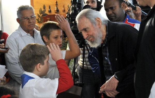 Fidel Castro es recibido por un grupo de niños antes de votar (Cortesía Juventud Rebelde)