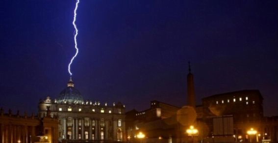 La imagen del rayo que cayó sobre la cúpula de la basílica de San Pedro del Vaticano