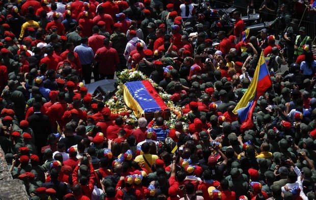 Cortejo fúnebre con restos de Hugo Chávez