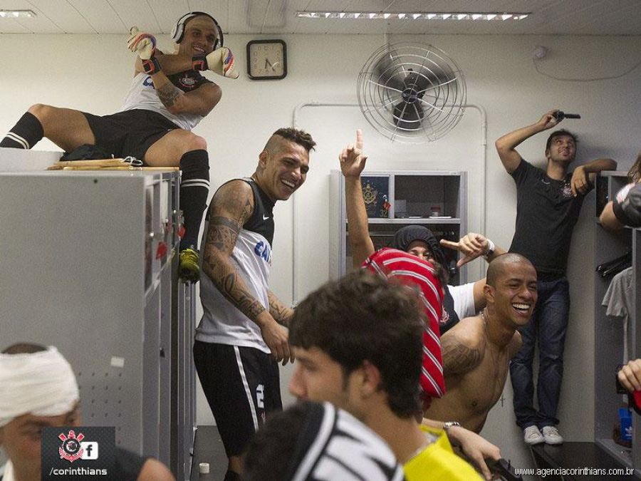 Paolo Guerrero y Corinthians bailan al ritmo del Harlem Shake