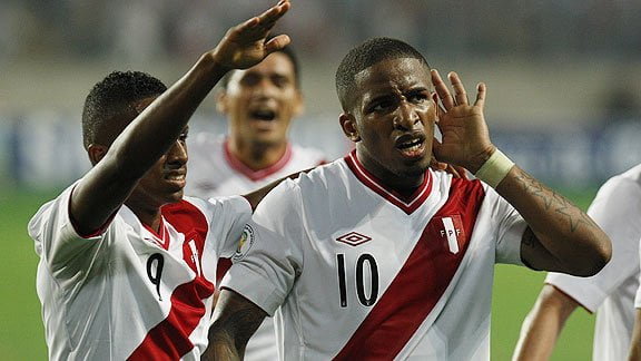 Celebración de Farfán, el cual parece pedirle a la hinchada que siga alentando. Perú derrotó 1-0 a Chile por clasificatorias.