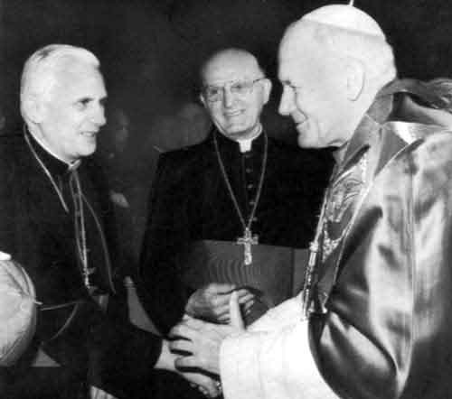 El Papa Francisco contempla a Benedicto XVI y Juan Pablo II