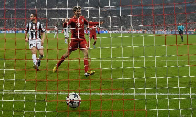 Instantes en que Müller anota el segundo gol de Bayern Munich. Los bávaros derrotaron 2-0 a Juventus.