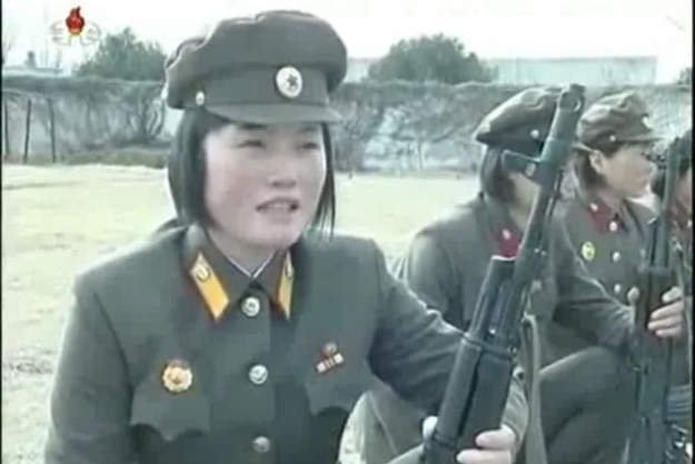 Corea del Norte: Así entrenan las mujeres para la guerra (Video)