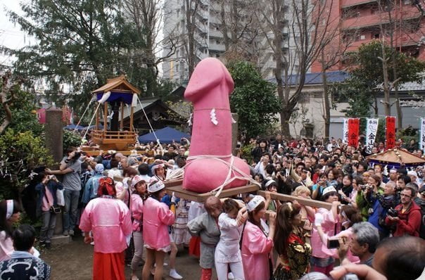 Japón: Sacan en procesión un pene gigante y piden por fertilidad