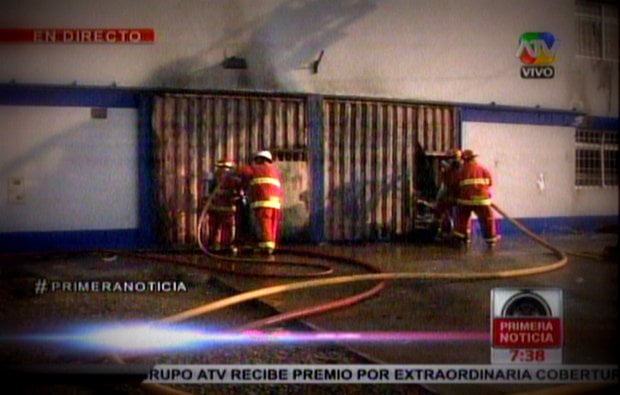 Incendio de proporciones consume fábrica textil en Ate