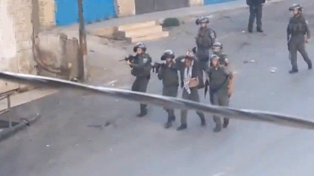 Video revela como israelíes utilizan a palestino como escudo humano