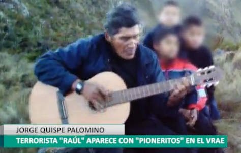 Niños 'pioneritos' reaparecen junto a cabecilla terrorista "Raúl"