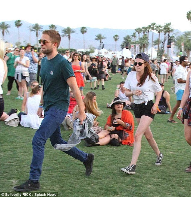 Robert Pattinson y Kristen Stewart juntos y de la mano en festival de Coachella (Fotos: dailymail.co.uk)