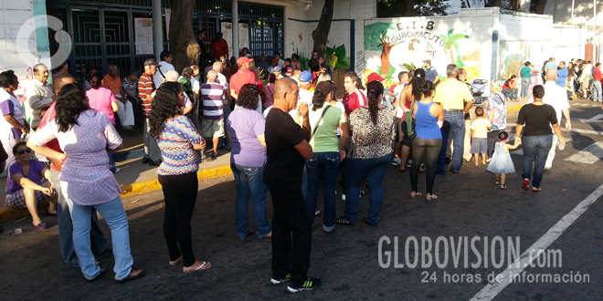 Venezolanos acuden a las urnas y Capriles pide esperanza, fe y valentía