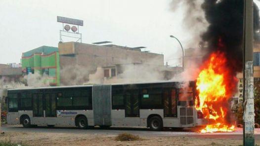 Bus del Metropolitano explosiona y se incencia en Comas (foto Twitter y RPP)