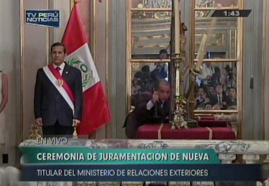 VIDEO / Se cae cirio frente a Ollanta Humala antes de juramentación