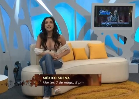 'Sin querer queriendo' conductora de TV muestra sus encantos en vivo (Video)