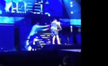 Fan ataca a Justin Bieber y lo tumba durante concierto en Dubai (Video)