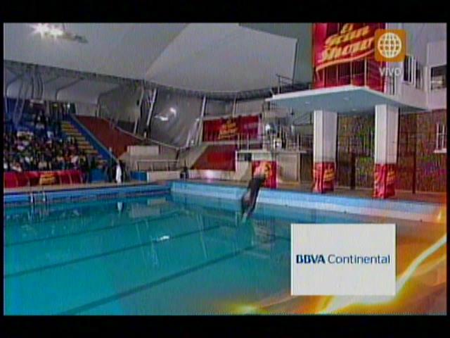 El Gran Show: Kenji Fujimori se lanzó a piscina desde 5 metros de altura