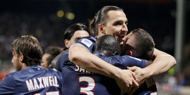 El delantero del Paris Saint Germain, Zlatan Ibrahimovic, celebra con sus compañeros la obtención de la Liga francesa de fútbol.