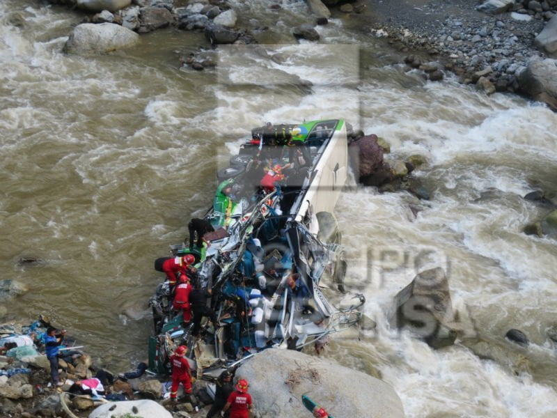 Al menos 30 muertos deja volcadura de bus en Chanchamayo - Junín