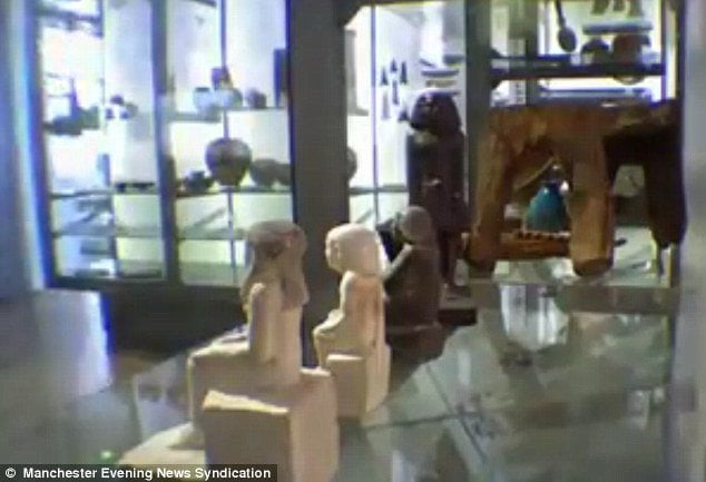(Foto: Manchester News Sindication) Estatua egipcia gira misteriosamente según cámara de seguridad