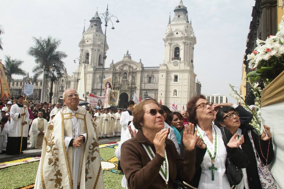 Los fieles rinden homenaje al Cuerpo de Cristo (Arzobispado de Lima)