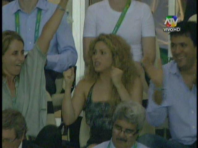 (Video) Así celebró Shakira el gol de Piqué ante Italia