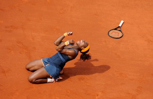 Serena Williams celebra su segundo campeonato en el polvo de ladrillo parisino.