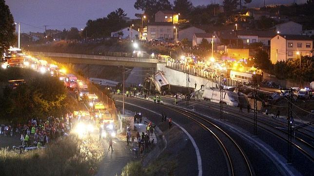 España: Al menos 60 personas mueren por descarrilamiento de un tren