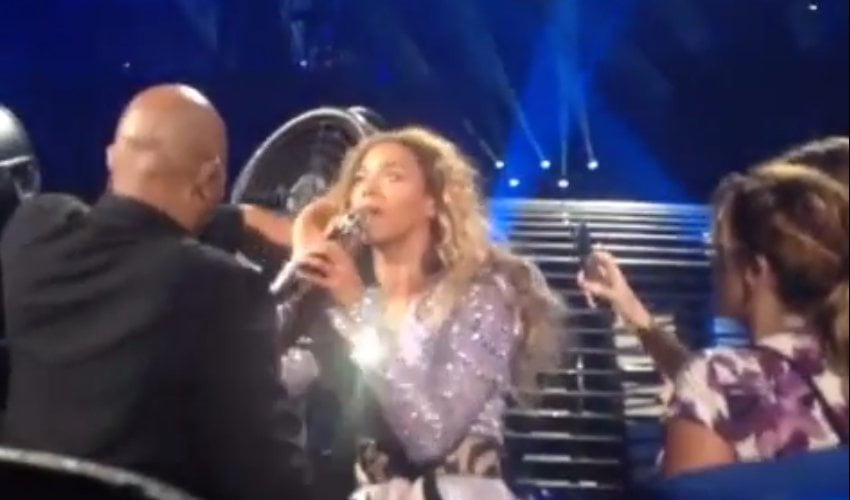 Cabello de Beyonce atrapado por un ventilador en pleno concierto (Video)