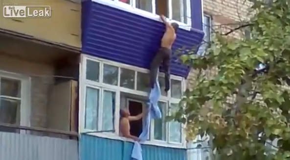 (Video) Mujer lo encadenó, logra escapar pero cae desde segundo piso