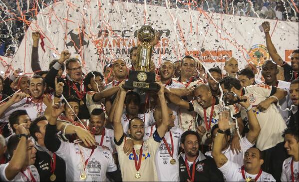 Corinthians se consagró campeón de la Recopa Sudamericana  2013 con el peruano Paolo Guerrero.