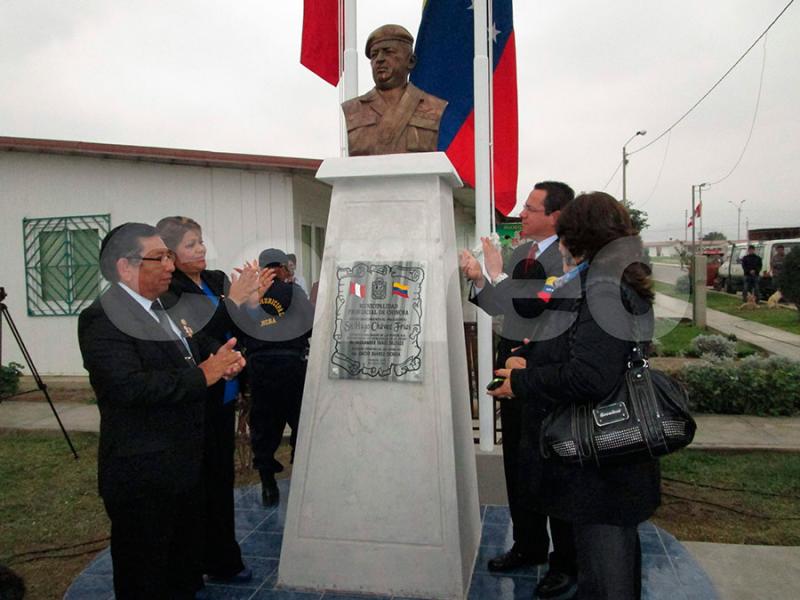 Hugo Chávez: En Chincha develan busto de fallecido presidente venezolano