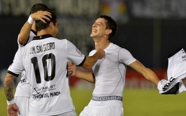 Silva celebra con sus compañeros el primer gol de Olimpia de Paraguay.