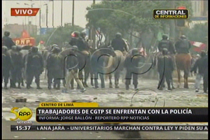 Violentos enfrentamientos entre trabajadores y la policía en Lima