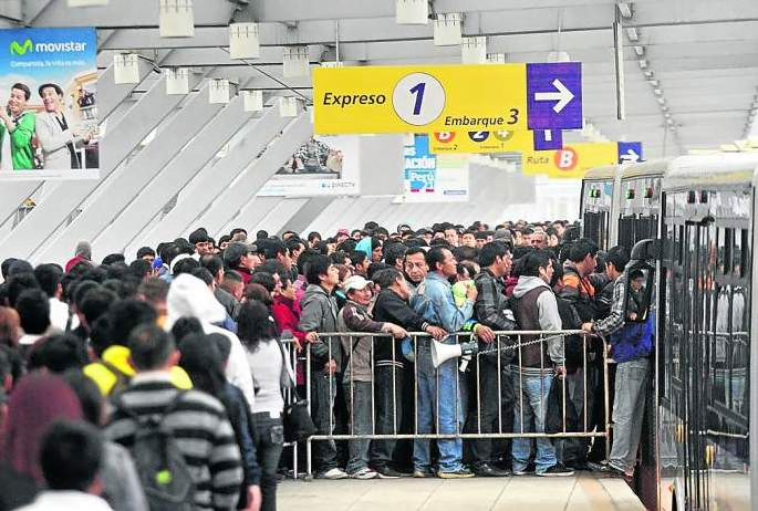 Trabajadores de la CGTP retienen 12 buses del Metropolitano