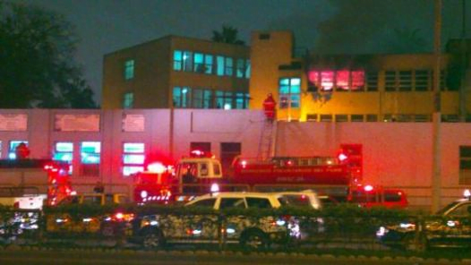 Bomberos controlaron incendio en Hospital Dos de Mayo