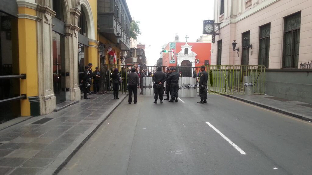 (@luissantolalla) Centenares protestan contra “repartija” congresal