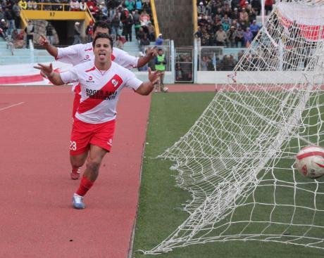 Alfonso Ugarte goleó al Sport Boys y es animador de la segunda división.