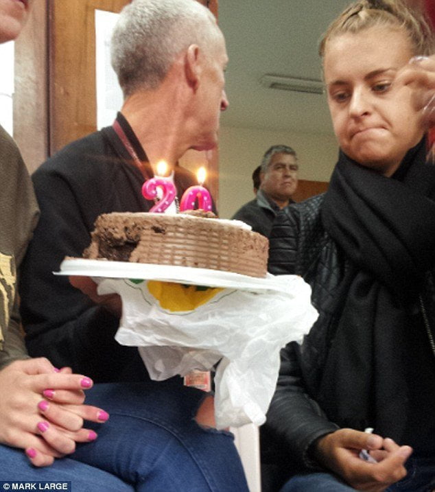 (Fotos Daily Mail) Burrier celebró cumpleaños con torta en la Dirandro según diario inglés