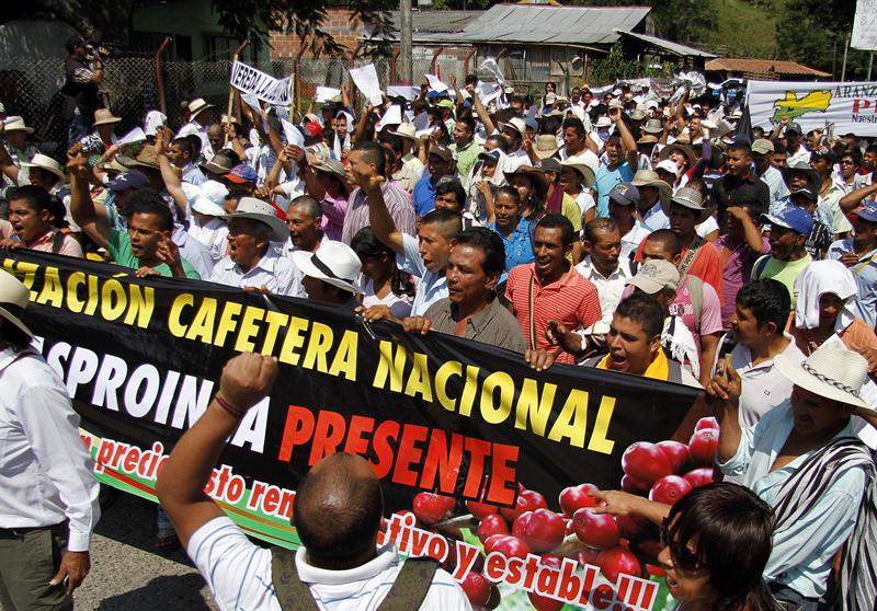 Protesta de cafetaleros: Suspenden salida de buses al centro del país