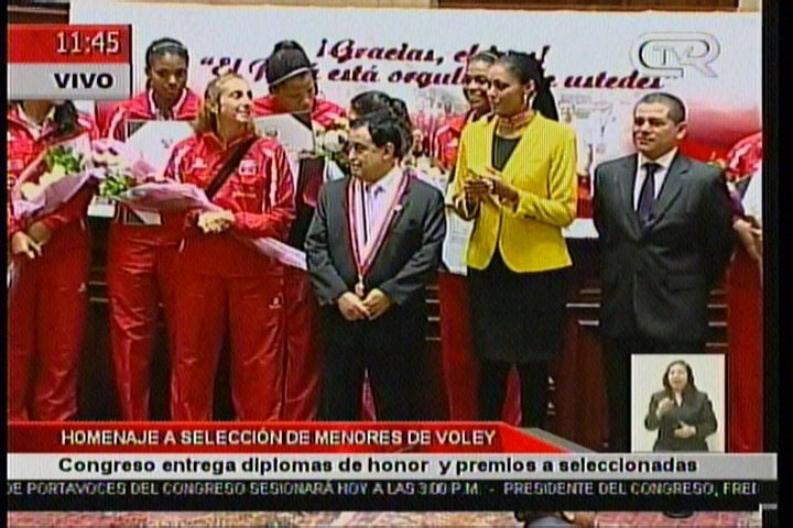 Presidente del Congreso confunde vóley con fútbol en homenaje a "matadorcitas"