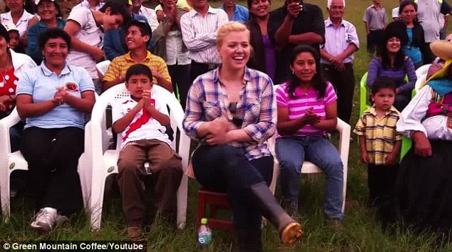 Kelly Clarkson ofrece mini concierto en Perú ante cafetaleros y sus familias