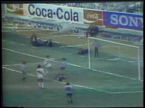 Perú necesita derrotar hoy a Uruguay para tener chances de obtener el cupo de repechaje para Brasil 2014. En la foto, recuerdo del triunfo peruano en el Estadio Centenario de Montevideo (1981).