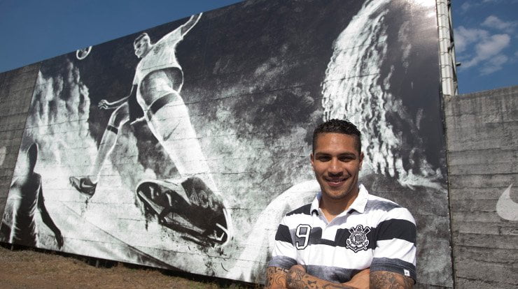 Paolo Guerrero junto a su imagen dentro del complejo de entrenamientos del Corinthians.