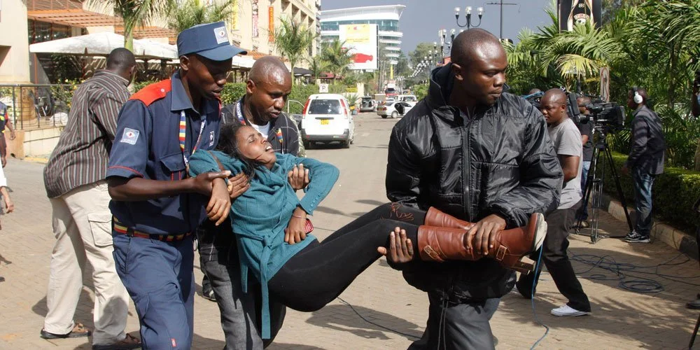 Ejército de Kenia libera a rehenes y rodea centro comercial tras masacre