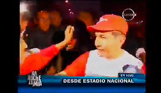(Video) Tirán basura, botellas e insultan a Humala a su salida de Estadio Nacional
