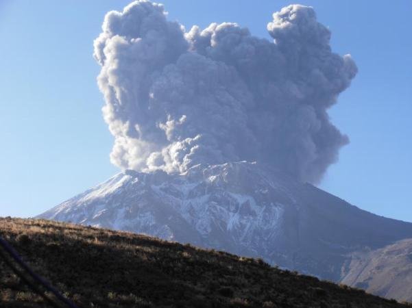 (Video) Volcán Ubinas: Geólogos del IGP graban explosión y arriesgan sus vidas