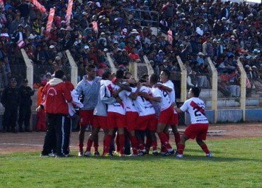 Alfonso Ugarte celebra el triunfo y la punta del torneo de la segunda división.