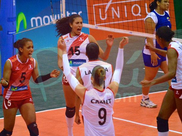 La selección peruana de vóley celebró su primer triunfo en el sudamericano de mayores.