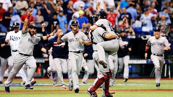 Los Medias Rojas de Boston celebran su clasificación a la Serie de Campeonato tras eliminar a los Rays de Tampa Bay.